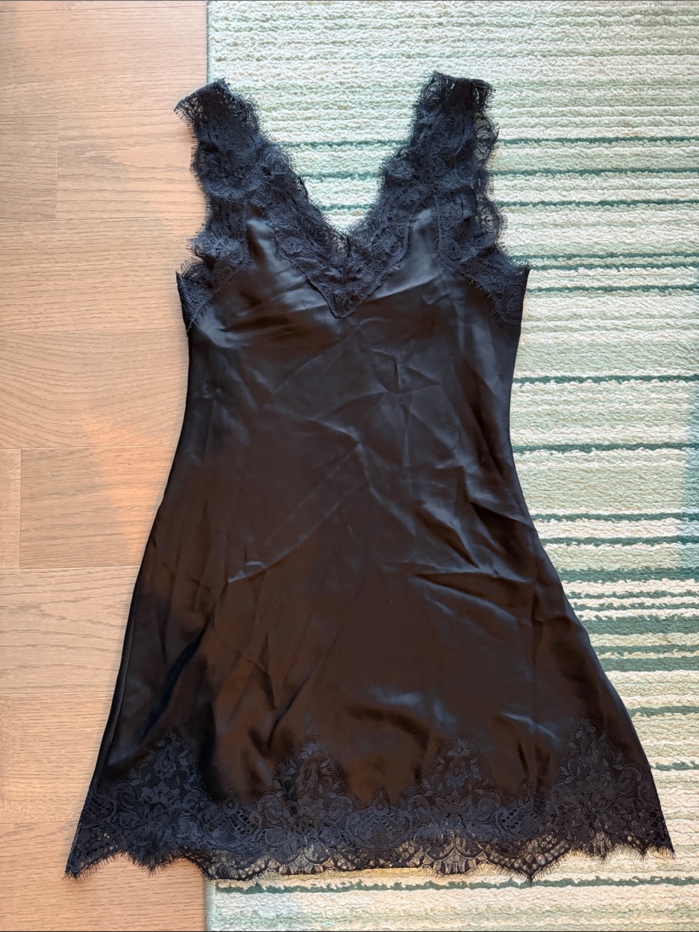 🆕 Reformation Cecily satin dress - Picture 3 of 7